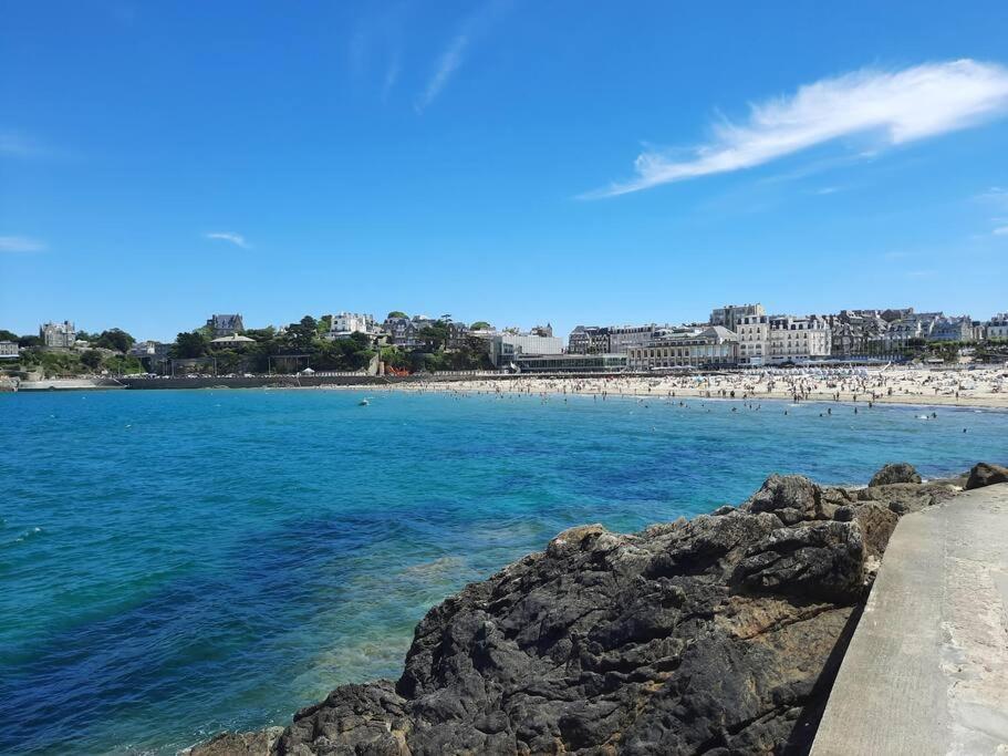 Le Moringa, A 2 Min De La Plage, Hyper Centre, Vue Mer De La Fenetre Dinard Esterno foto